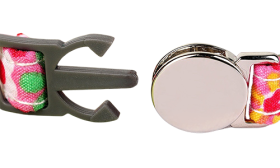 Collier pour chat à motif carreaux rouge, boucle métallique, 1 cm de large, boucle de sécurité et clochette argentée.