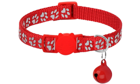 Collier anti-traction pour chat à motif de pattes rouge, ajustable et léger, boucle de sécurité, clochette assortie.