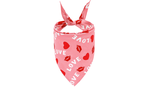 Bandana rosa per cane con testo 'LOVE', cuori rossi e baci, perfetta per San Valentino, lavabile in lavatrice e a mano.
