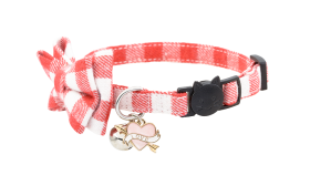 Collier chat nœud papillon rouge et blanc à carreaux avec cloche et pendentif cœur "love", tissu ajustable pour confort.
